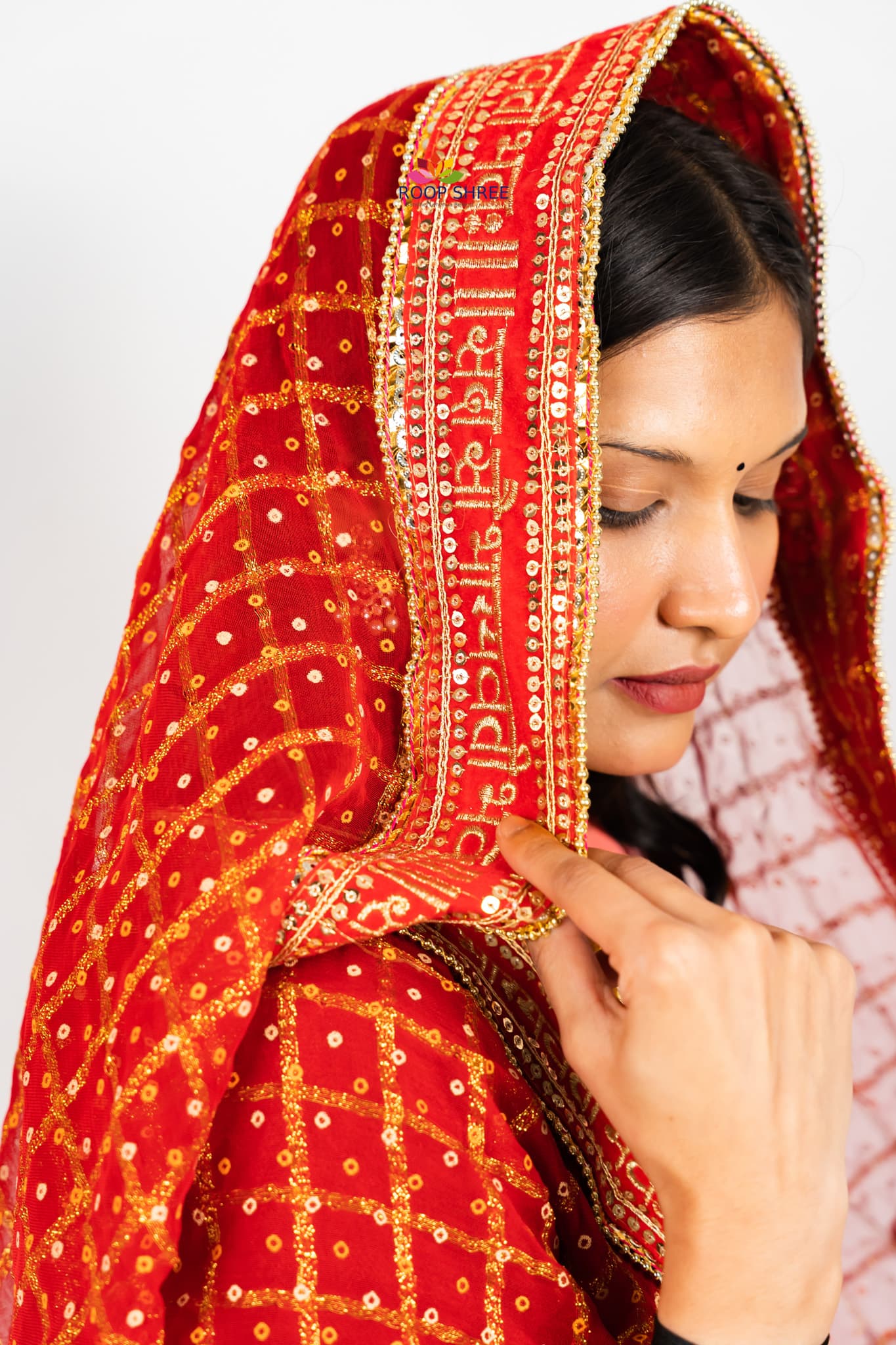 Zari Weaving Fabric with Sada Saubhagyavati Lace